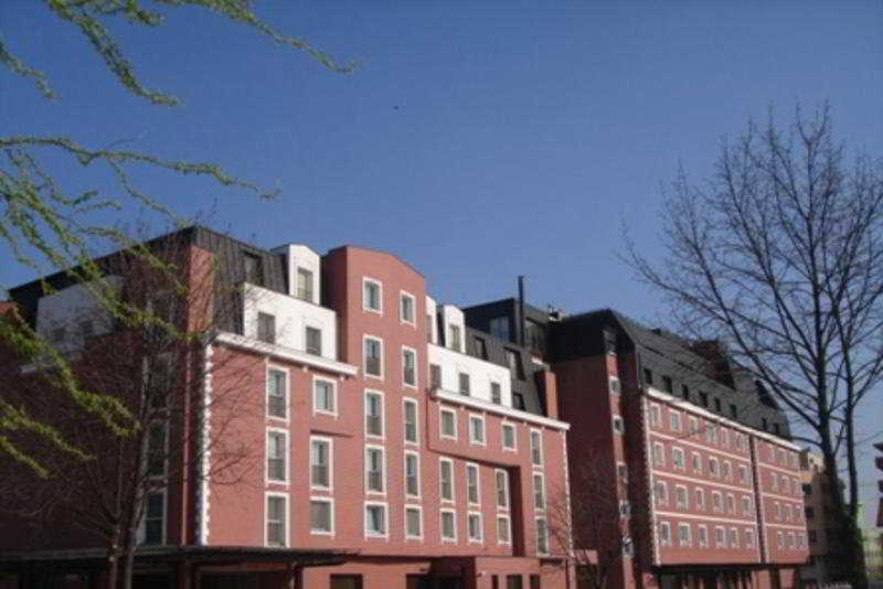 Ramada Hotel & Suites By Wyndham Bucharest North Ngoại thất bức ảnh