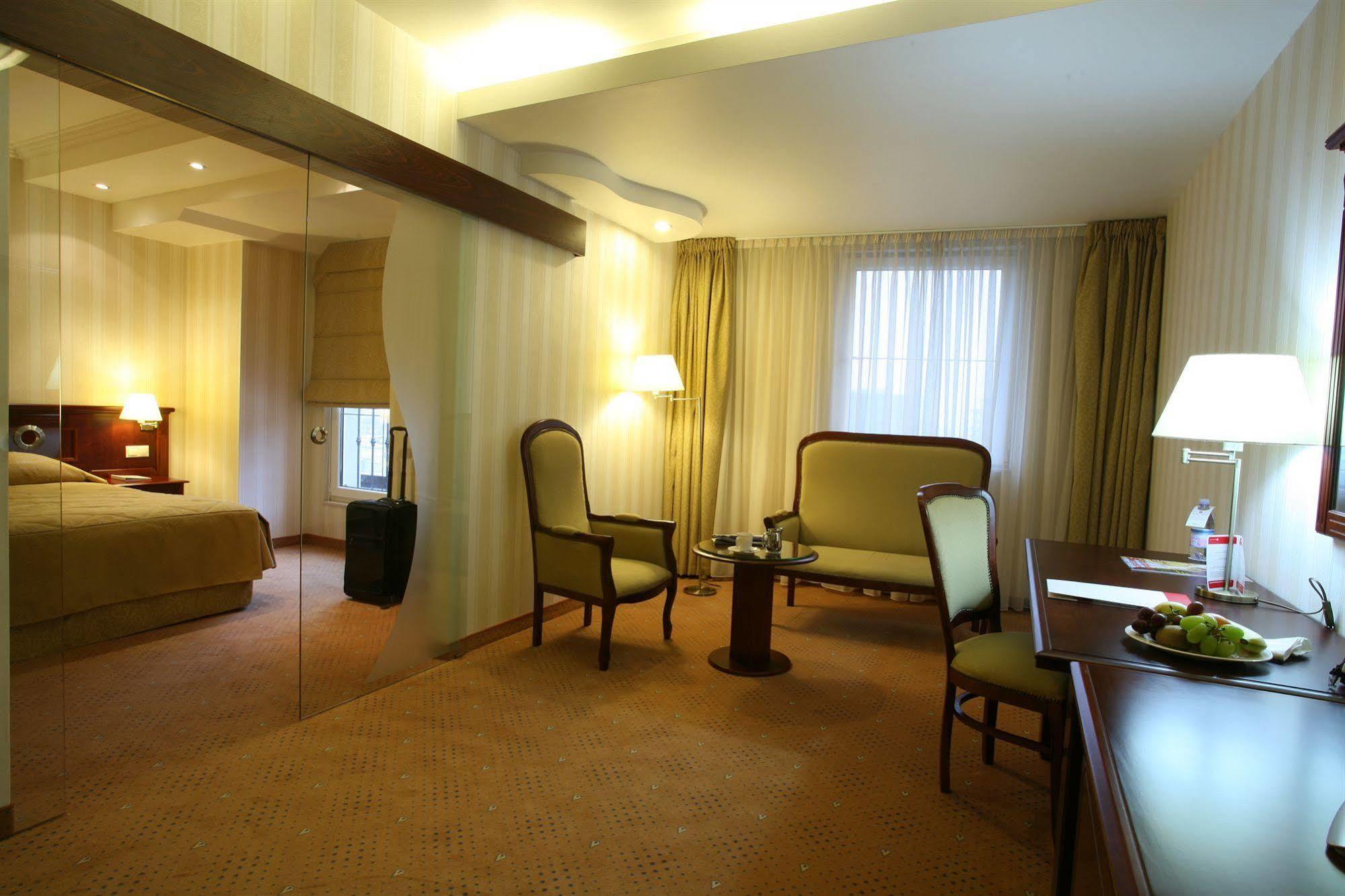 Ramada Hotel & Suites By Wyndham Bucharest North Phòng bức ảnh